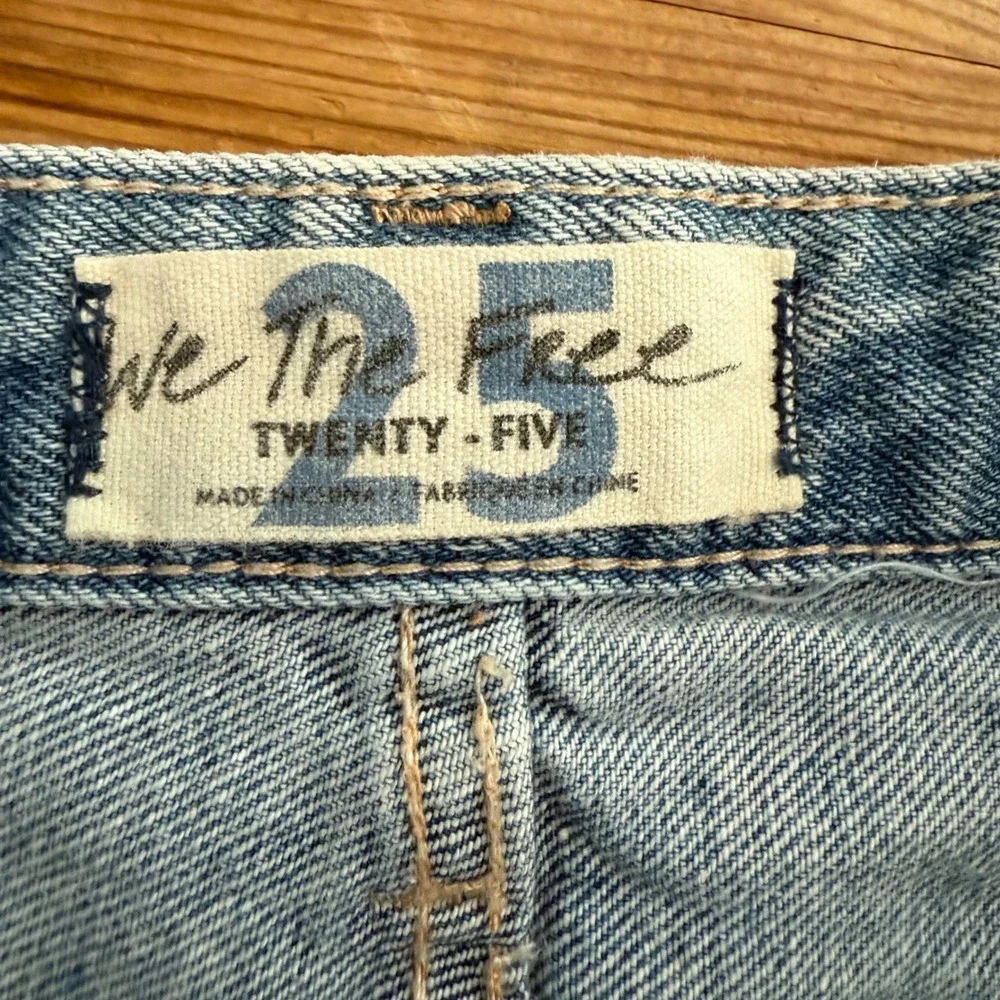Free People We The Free Cut Off Denim Shorts Light Wash Distressed Womens 25 EUC